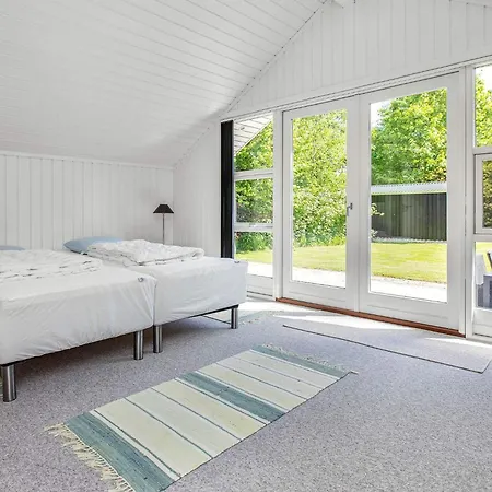 4 Star In Vaeggerlose Semesterbostad *