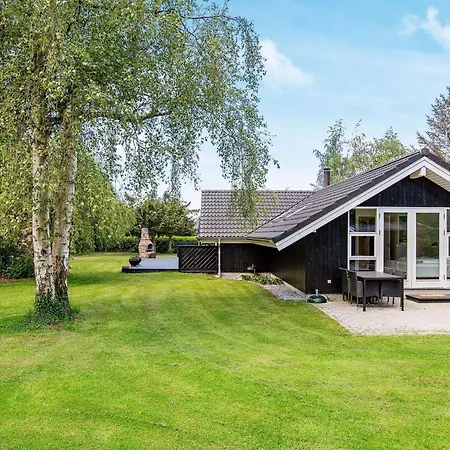 4 Star In Vaeggerlose Semesterbostad Bøtø By